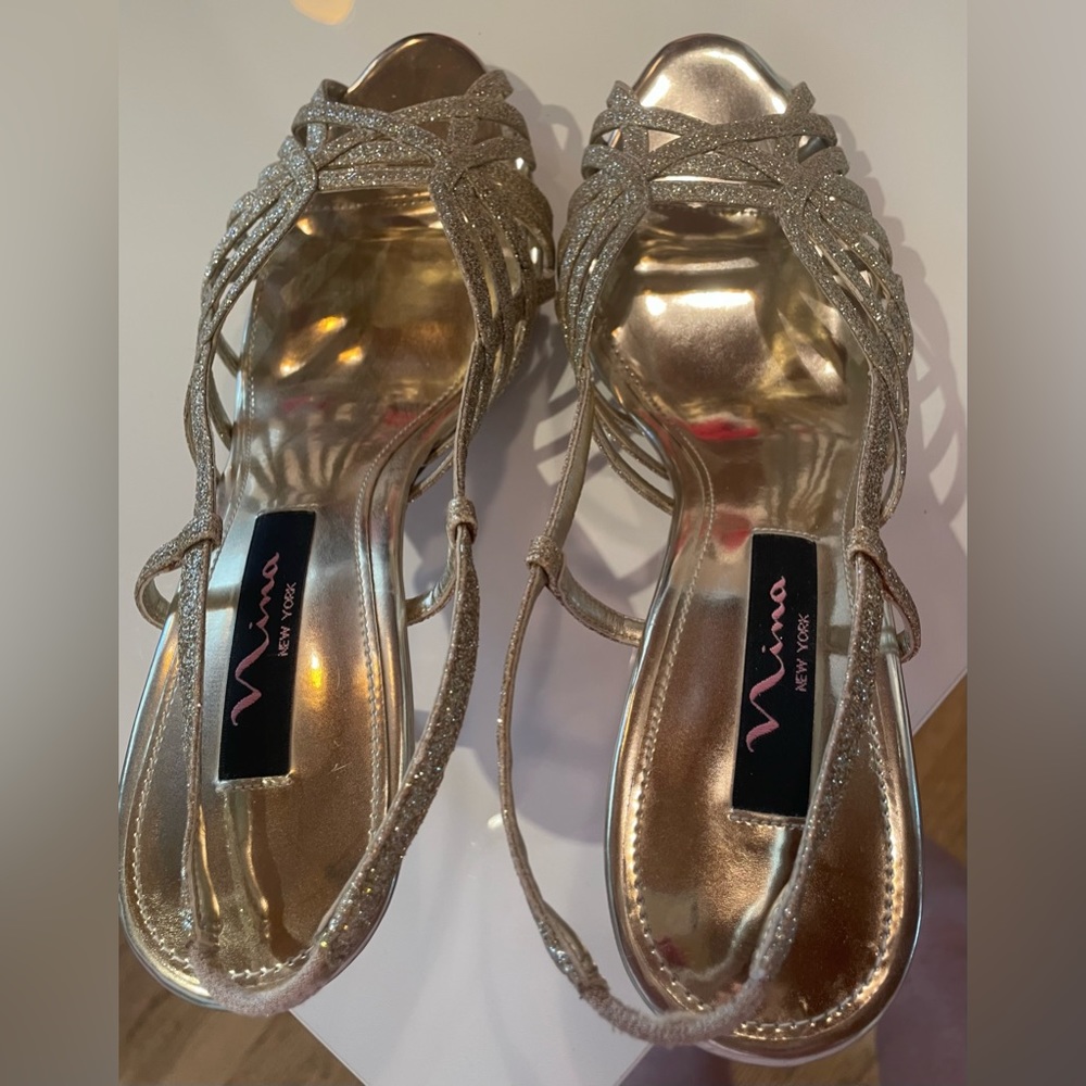 Nina gold glitter 3.5” heels in excellent condition. Worn once. Size 8.5